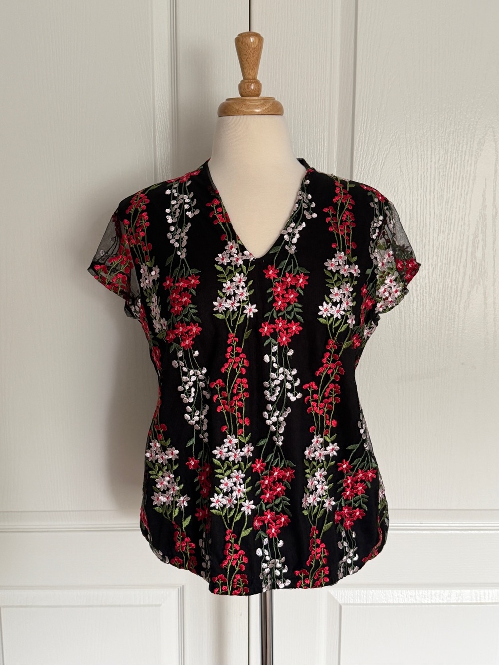 Liz Claiborne Black with Red and White Floral Embroidered V-Neck Blouse size L